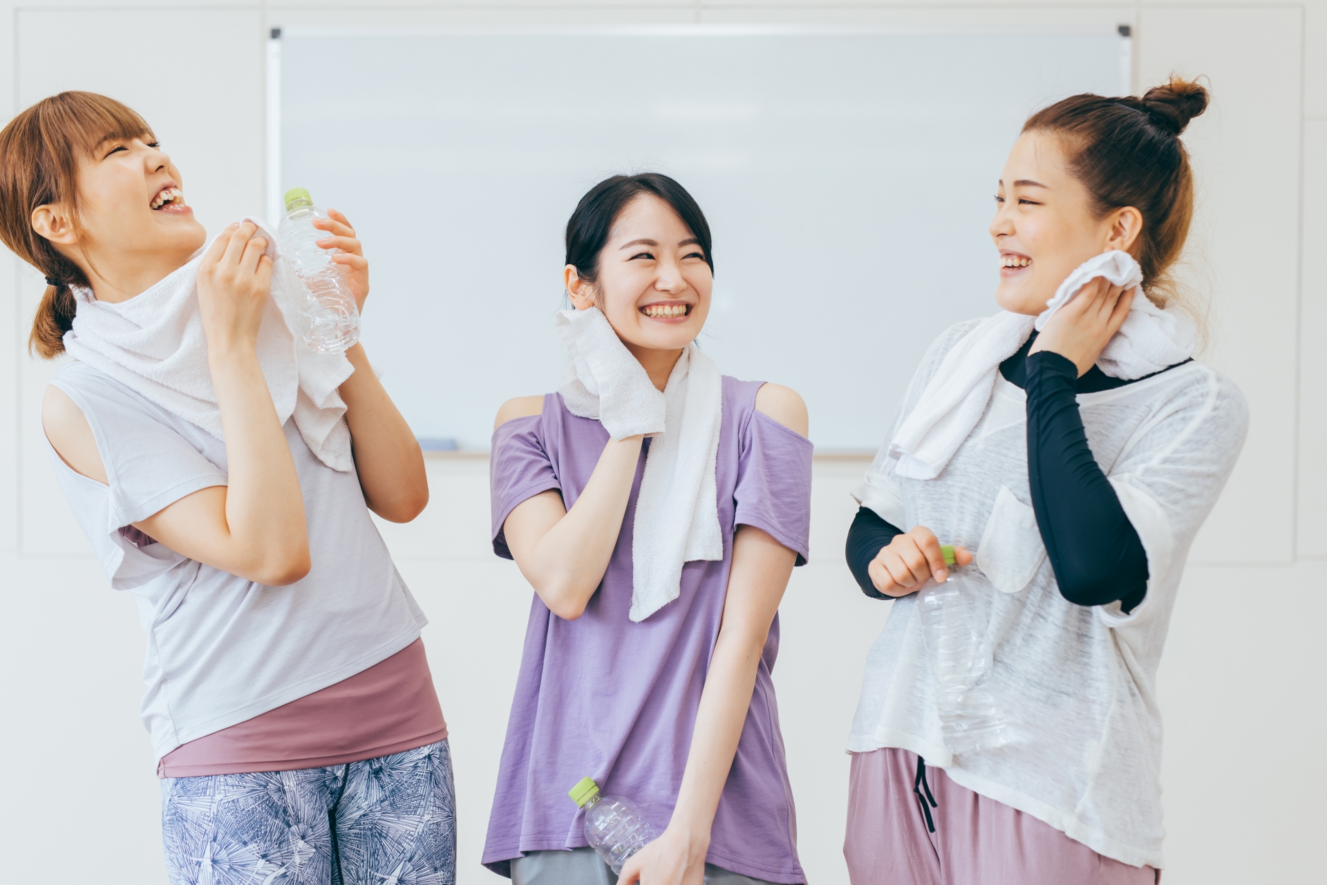 精神科デイケアで社交ダンス療法を体験した参加者が、運動後に笑顔で交流している様子。