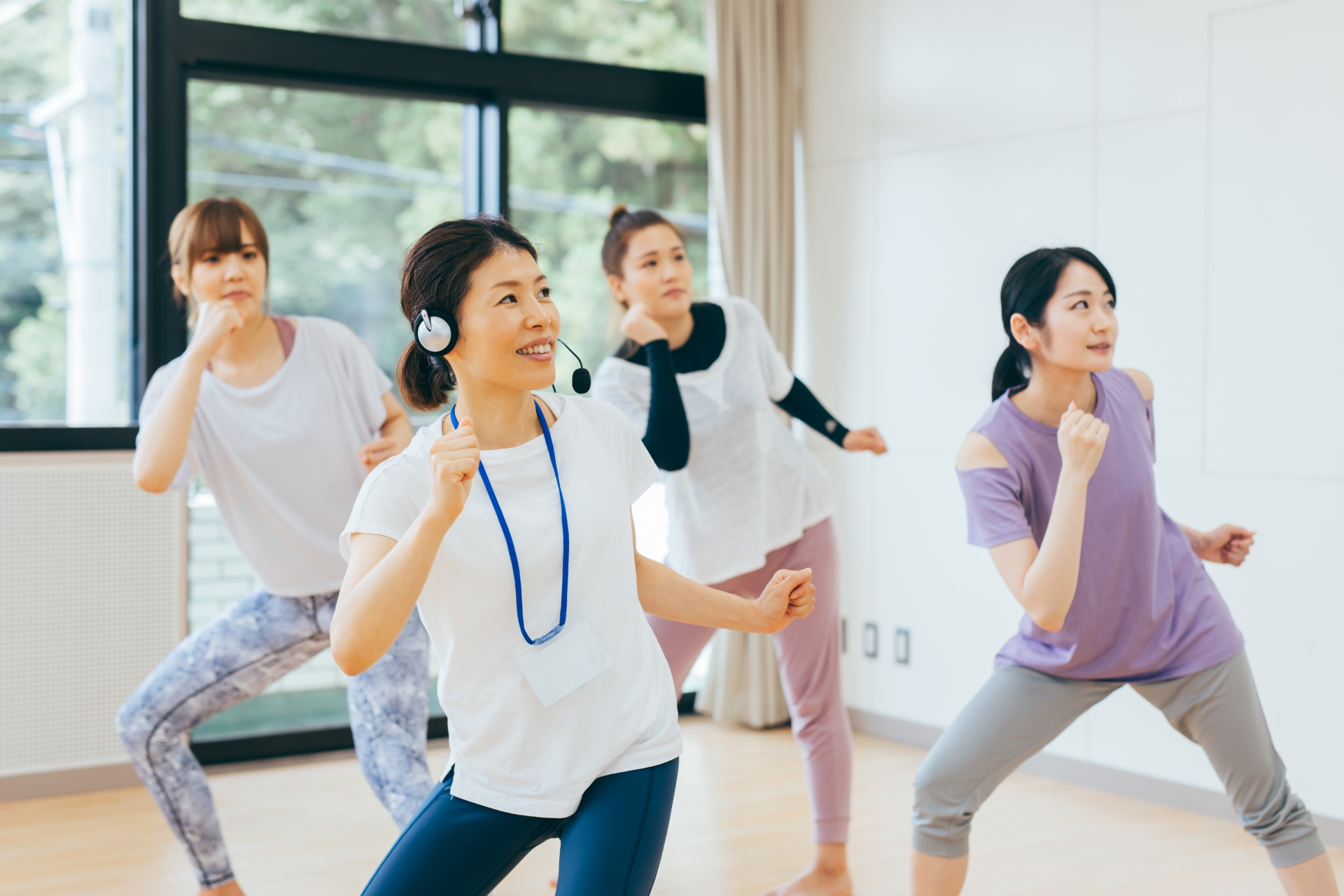 精神科デイケアで社交ダンス療法を実施している様子。インストラクターと参加者が音楽に合わせて身体を動かしている場面